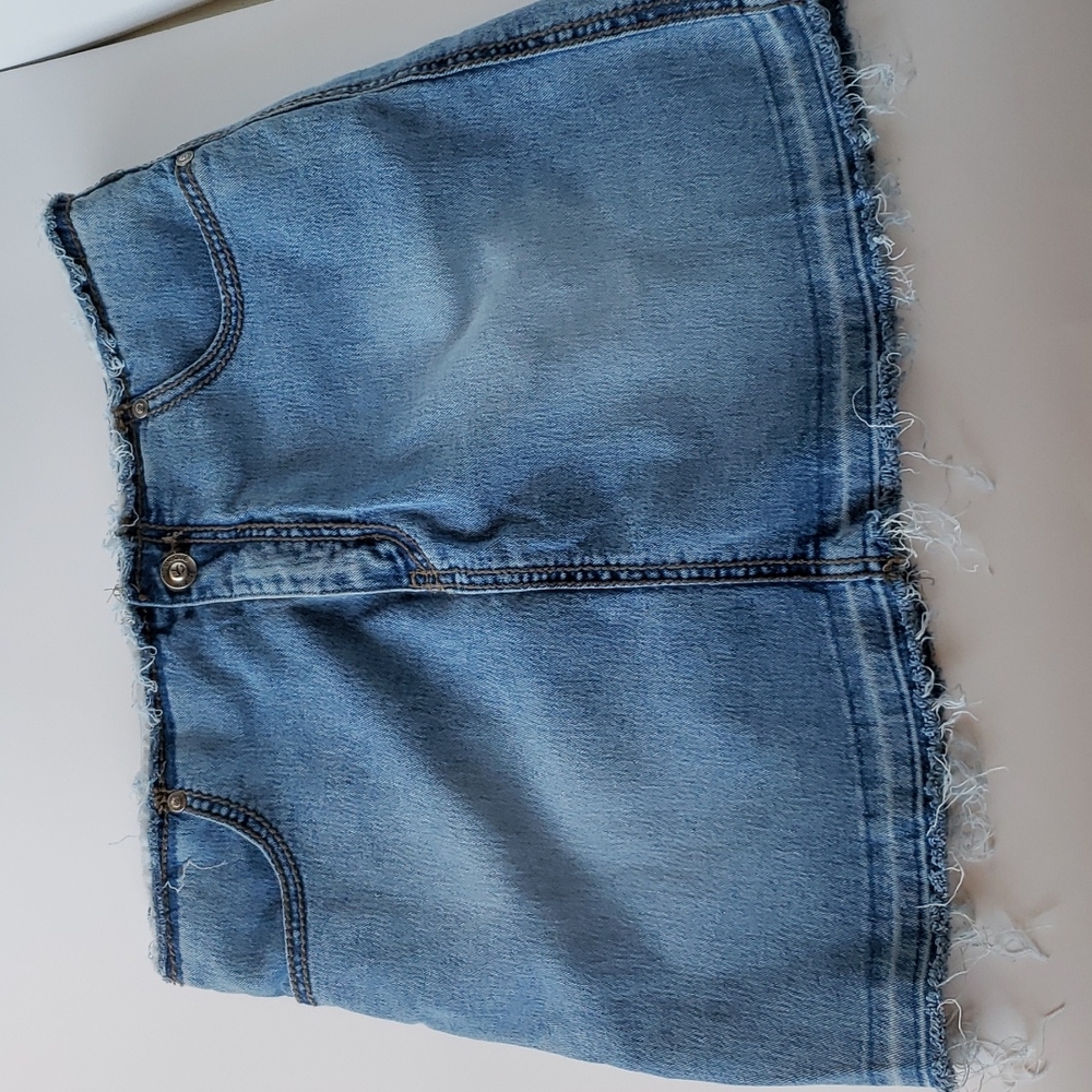 💙Vintage Like new Younique jean frayed mini skirt, size 9, gently worn💙